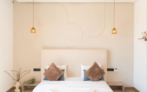 Villa Hamza: Parete, Interior Design, Pavimentazione, Legna, Pavimento, Mobilia, Illuminazione, Camera, Camera Da Letto, Letto