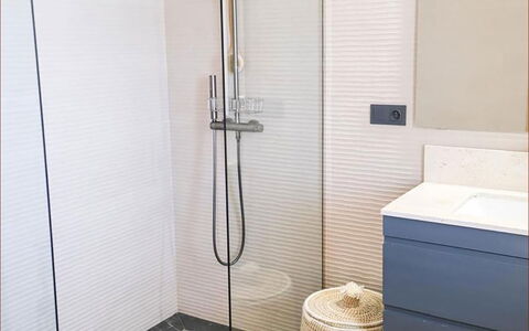 Villa Habiba: Pavimentazione, Pavimento, Idraulico Fixture, Bagno, Piastrella, Idraulico, Doccia, Soffione Doccia, Doccia Porta