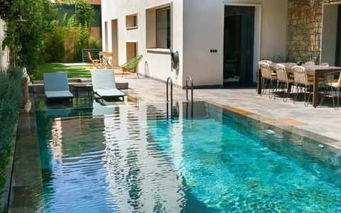 Villa Habiba: Piscina, Materiale Composito, Giochi D'Acqua, Backyard, Mobili Da Esterno, Riflessione, Ricorrere, Piastrella, Sedia, Flagstone