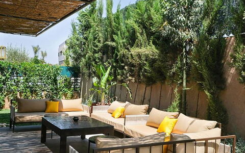 Villa Habiba: Mobilia, Mobili Da Esterno, Legna, Shade, Giardino, Tavolo Esterno, Sedia, Vaso Di Fiori, Backyard