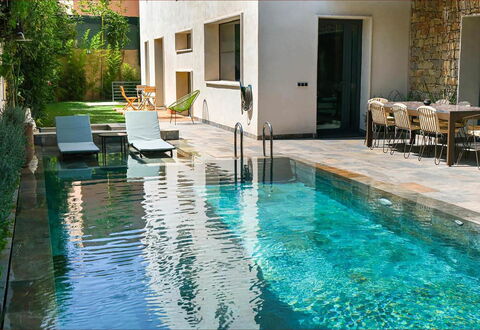 Villa Habiba: Piscina, Materiale Composito, Giochi D'Acqua, Backyard, Mobili Da Esterno, Riflessione, Ricorrere, Piastrella, Sedia, Flagstone