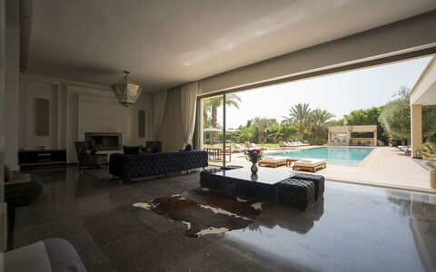 Villa Malak: Pavimentazione, Pavimento, Interior Design, Mobilia, Ricorrere, Piscina, Soggiorno, Divano, Soffitto
