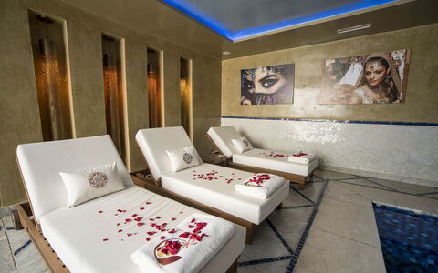 Villa Malak: Pavimentazione, Interior Design, Pavimento, Letto, Camera Da Letto, Camera, Comfort, Cuscino, Bedding, Hotel