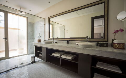 Villa Malak: Lavandino Del Bagno, Idraulico Fixture, Pavimentazione, Interior Design, Bagno, Parete, Lavello, Controsoffitto, Pavimento, Rubinetto