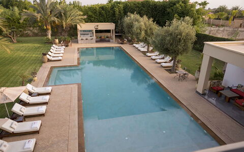 Villa Malak: Piscina, Acqua, Ricorrere, Mobili Da Esterno, Terme, Giochi D'Acqua, Lettino, Materiale Composito, Eco Hotel, Ombrello
