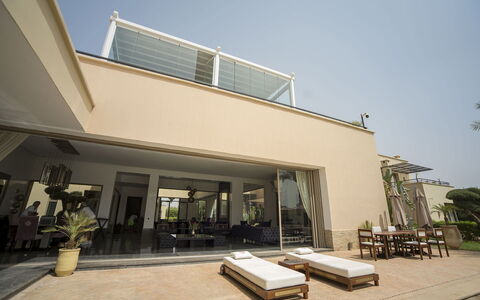 Villa Malak: Shade, Struttura Esterna, Sedia, Pianta Della Casa, Cortile, Balcone, Villa, Illuminazione Diurna, Mobili Da Esterno