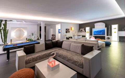 Villa Malika: Mobilia, Interior Design, Divano, Pavimentazione, Appartamento, Pavimento, Soffitto, Soggiorno, Casa, Illuminazione