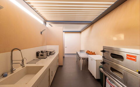 Villa Malika: Soffitto, Interior Design, Pavimentazione, Pavimento, Controsoffitto, Cucina, Idraulico, Design, Illuminazione Diurna, Sedia