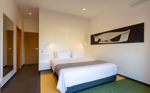 Villa Malika: Pavimentazione, Interior Design, Pavimento, Soffitto, Camera Da Letto, Letto, Camera, Lenzuolo, Bedding, Telaio Del Letto