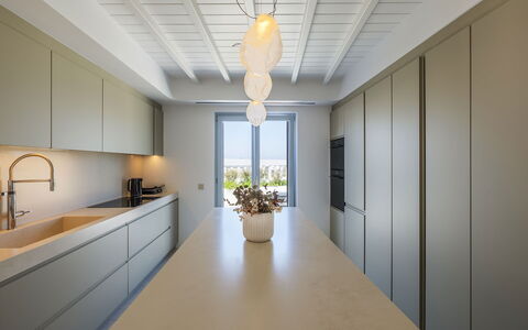 Villa Nikolas: Interior Design, Legna, Pavimentazione, Soffitto, Cucina, Controsoffitto, Lampada, Pavimento, Mobilia, Illuminazione