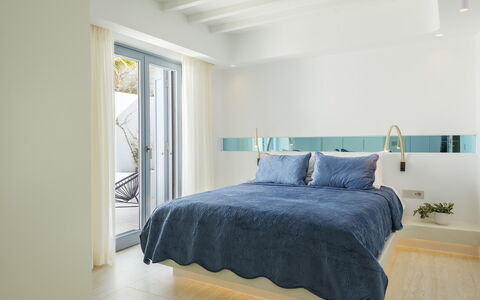Villa Nikolas: Interior Design, Mobilia, Camera Da Letto, Parete, Letto, Pavimentazione, Biancheria, Pavimento, Bedding, Soffitto