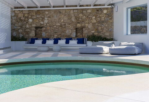 Villa Nikolas: Mobilia, Mobili Da Esterno, Materiale Composito, Piscina, Ricorrere, Calcestruzzo, Sedia, Materiali Naturali, Shade, Design