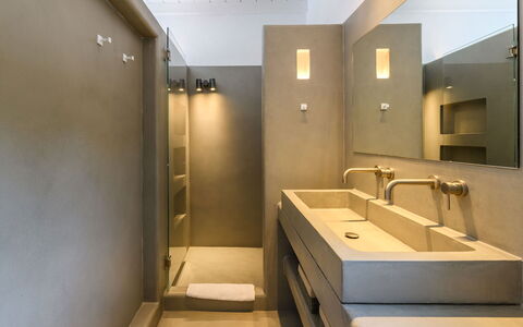 Villa Atlante: Parete, Pavimentazione, Interior Design, Idraulico Fixture, Lavandino Del Bagno, Bagno, Pavimento, Lavello, Rubinetto, Idraulico