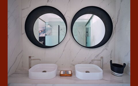 Villa Elettra: Interior Design, Lavandino Del Bagno, Specchio, Lavello, Idraulico Fixture, Rubinetto, Lampada, Bagno, Idraulico, Controsoffitto