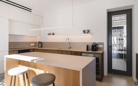 Villa Achille: Interior Design, Cucina, Mobilia, Controsoffitto, Pavimentazione, Parete, Legna, Cabinetry, Lampada, Pavimento