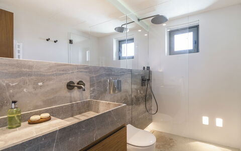 Villa Achille: Pavimentazione, Idraulico Fixture, Parete, Bagno, Interior Design, Pavimento, Lavello, Controsoffitto, Lavandino Del Bagno, Lampada