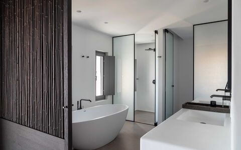 Villa Pegaso: Interior Design, Parete, Pavimentazione, Legna, Pavimento, Idraulico Fixture, Vasca Da Bagno, Bagno, Soffitto, Architettura