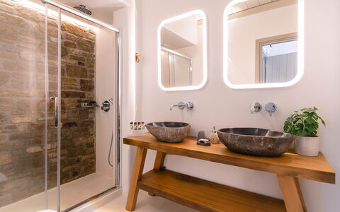 Villa Demetra: Interior Design, Parete, Idraulico Fixture, Bagno, Pavimentazione, Lavandino Del Bagno, Specchio, Legna, Lavello, Pavimento