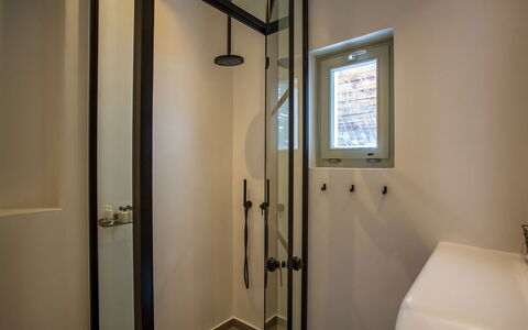 Villa Chimera: Bagno, Parete, Idraulico Fixture, Pavimentazione, Interior Design, Pavimento, Illuminazione, Idraulico, Soffitto, Porta