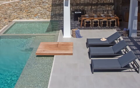 Villa Chimera: Piscina, Materiale Composito, Mobili Da Esterno, Ricorrere, Calcestruzzo, Shade, Materiali Naturali, Piastrella, Design, Sedia