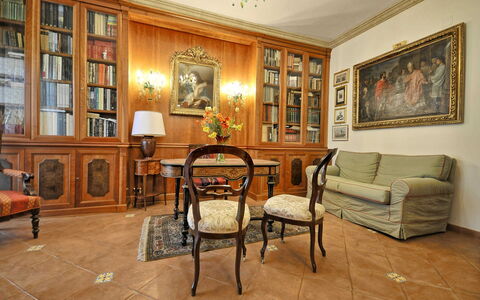 Apartment Bright: Mobilia, Interior Design, Pavimentazione, Pavimento, Legna, Tavolo, Camera, Soggiorno, Cornice, Divano