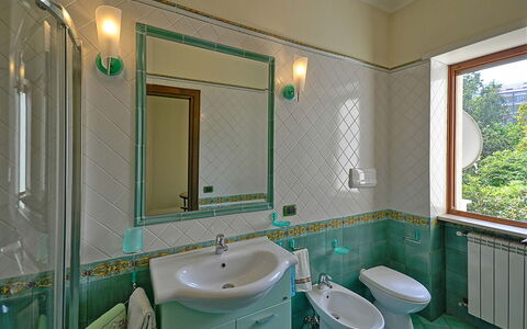 Apartment Bright: Idraulico Fixture, Interior Design, Lavandino Del Bagno, Pavimentazione, Bagno, Rubinetto, Lavello, Pavimento, Idraulico, Piastrella