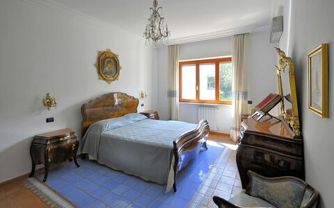 Apartment Bright: Interior Design, Camera Da Letto, Letto, Mobilia, Camera, Lenzuolo, Pavimentazione, Bedding, Pavimento, Soffitto