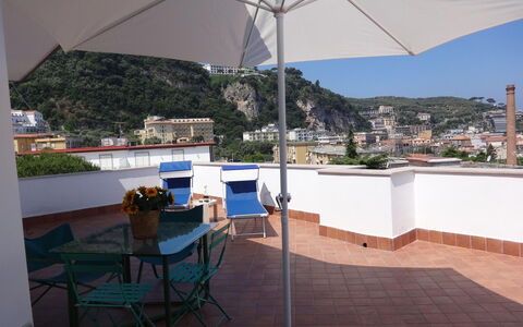 Apartment Snicher: Appartamento, Balcone, Sedia, Cucina & Sala Da Pranzo Tavolo, Pianta Della Casa, Ristorante, Tavolo Esterno