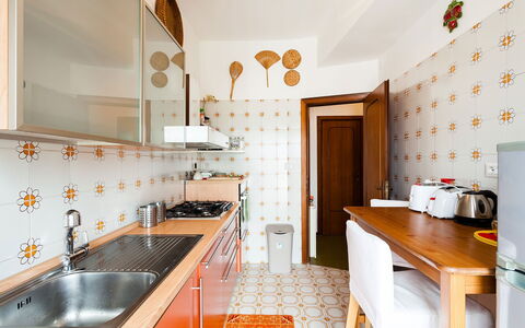 Apartment Snicher: Interior Design, Pavimentazione, Cucina, Legna, Mobilia, Pavimento, Controsoffitto, Camera, Illuminazione, Cabinetry