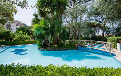 Apartment Snicher: Piscina, Ricorrere, Giardino, Eco Hotel, Shade, Landscaping, Hacienda, Cortile, Hotel