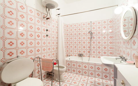 Casa Annalu: Pavimentazione, Pavimento, Interior Design, Bagno, Idraulico Fixture, Piastrella, Gabinetto, Idraulico, Soffitto, Toilet Seat