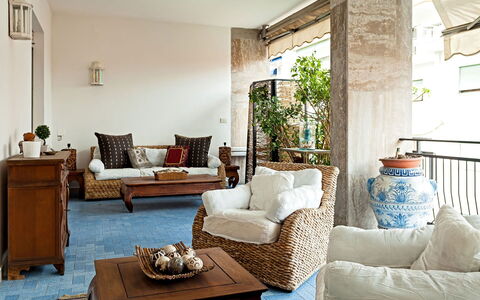 Casa Azul: Mobilia, Interior Design, Divano, Soggiorno, Cuscino, Lancia Cuscino, Pavimentazione, Camera, Pavimento, Tavolo