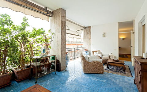 Casa Azul: Pavimento, Pavimentazione, Mobilia, Appartamento, Vaso Di Fiori, Pianta Della Casa, Sedia, Balcone, Illuminazione Diurna, Color Legno