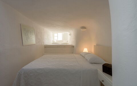 Casa Daphne: Parete, Camera Da Letto, Bedding, Letto, Lenzuolo, Cuscino, Telaio Del Letto, Hotel, Gesso, Lancia Cuscino