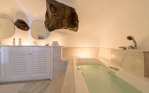 Casa Daphne: Idraulico Fixture, Pavimentazione, Vasca Da Bagno, Interior Design, Pavimento, Illuminazione, Mobilia, Bagno, Camera, Idraulico
