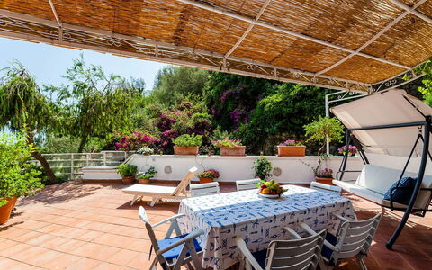 Casa Dorothea 1: Vaso Di Fiori, Mobilia, Sedia, Mobili Da Esterno, Pianta Della Casa, Giardino, Tavolo Esterno, Shade, Balcone, Terrazza
