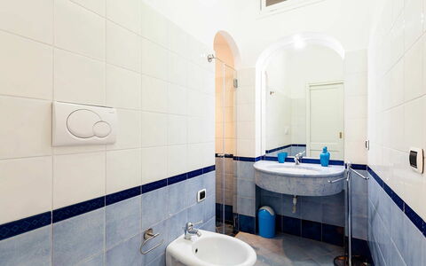 Casa Dorothea 1: Pavimentazione, Pavimento, Idraulico Fixture, Interior Design, Bagno, Lavandino Del Bagno, Rubinetto, Piastrella, Idraulico, Lavello
