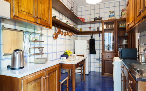 Casa Gina: Cucina, Cabinetry, Legna, Controsoffitto, Interior Design, Pavimentazione, Mobilia, Credenza, Elettrodomestico Da Cucina, Pavimento