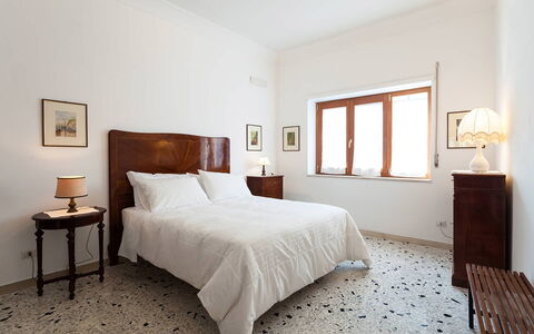 Casa Gina: Pavimentazione, Parete, Pavimento, Interior Design, Legna, Mobilia, Soffitto, Letto, Camera Da Letto, Camera