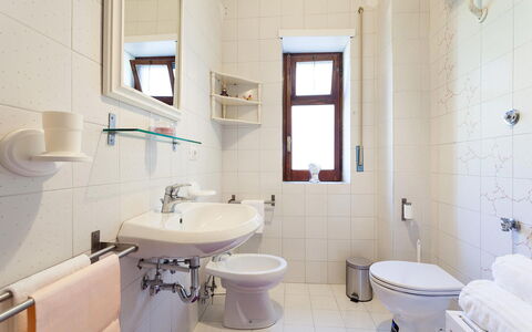 Casa Gina: Pavimentazione, Toilet Seat, Interior Design, Pavimento, Idraulico Fixture, Lavandino Del Bagno, Gabinetto, Bagno, Lavello, Camera