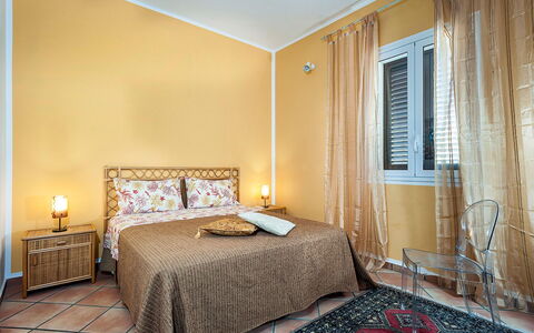 Casa Kita: Mobilia, Interior Design, Letto, Pavimento, Pavimentazione, Camera Da Letto, Parete, Camera, Legna, Lenzuolo