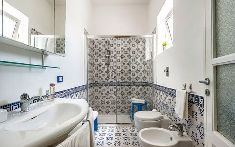 Casa Kita: Pavimentazione, Pavimento, Interior Design, Idraulico Fixture, Bagno, Piastrella, Idraulico, Rubinetto, Lavello, Porcellana