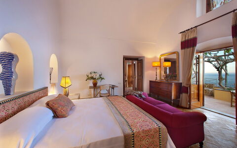 Casa la Riva: Interior Design, Mobilia, Pavimentazione, Pavimento, Illuminazione, Camera, Soffitto, Camera Da Letto, Letto, Telaio Del Letto