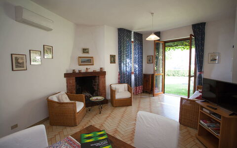 Casa Ravello with Garden: Mobilia, Interior Design, Pavimentazione, Legna, Pavimento, Camera, Sedia, Illuminazione, Tavolo, Soggiorno