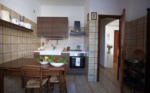 Casa Ravello with Garden: Mobilia, Pavimentazione, Interior Design, Legna, Pavimento, Cucina, Elettrodomestico Da Cucina, Controsoffitto, Cabinetry, Camera