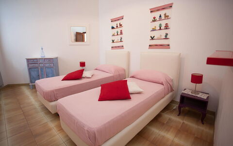Casa Ravello with Garden: Mobilia, Camera Da Letto, Letto, Interior Design, Pavimento, Pavimentazione, Lenzuolo, Bedding, Camera, Casa