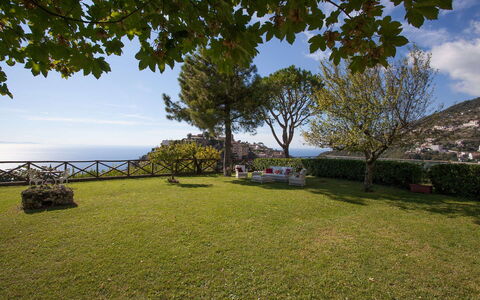 Casa Ravello with Garden: Giardino, Mare, Oceano, Prato, Costa, Landscaping, Shade, Tropici, Sempreverde