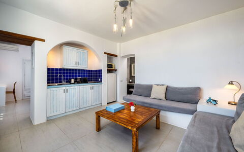 Guest House Zephyros: Pavimentazione, Mobilia, Pavimento, Soffitto, Interior Design, Appartamento, Sedia, Divano, Soggiorno