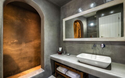 Guest House Zephyros: Pavimentazione, Idraulico Fixture, Idraulico, Bagno, Rubinetto, Piastrella, Lavello, Lampada, Hotel, Specchio