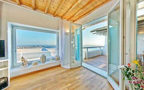 Sunkiss Villa: Pavimento, Pavimentazione, Appartamento, Soffitto, Balcone, Pavimento In Legno, Illuminazione Diurna, Hotel, Latifoglie, Attico